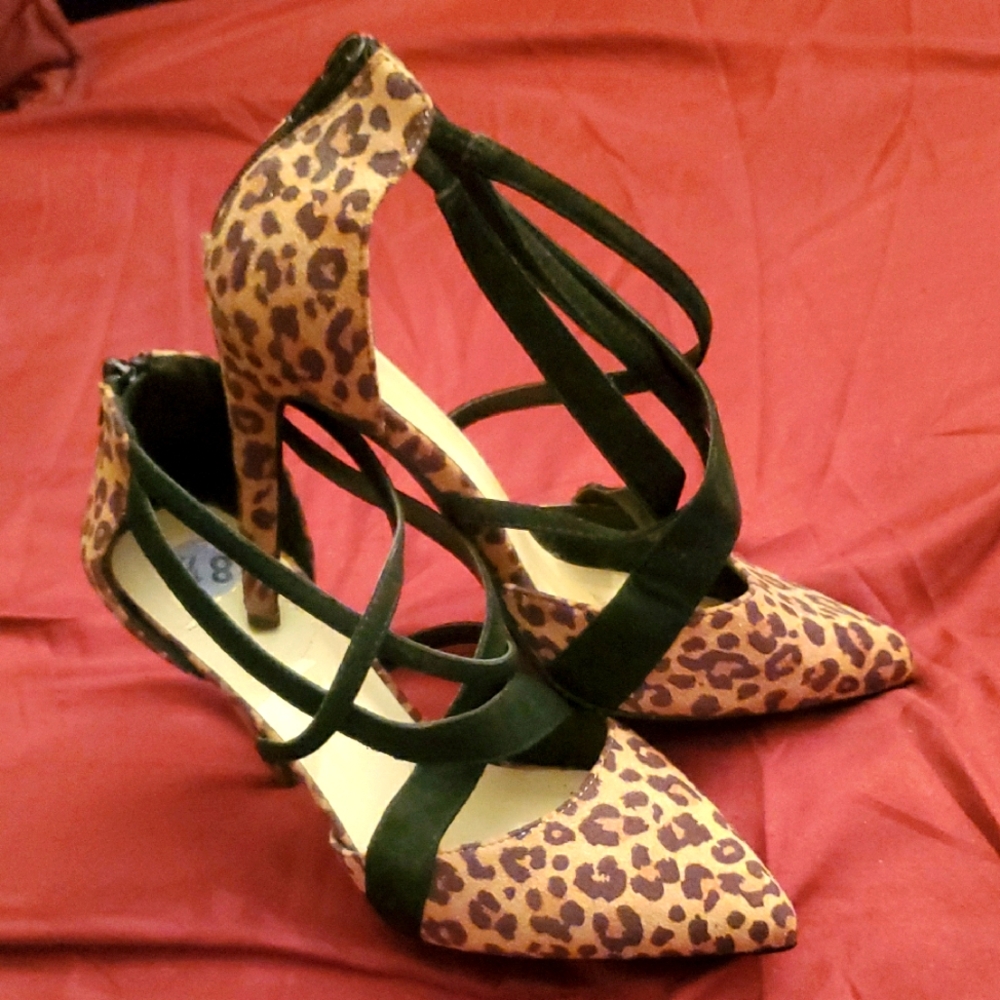 Delicious Heels Size 8.5 Leopard Print Crossed Straps